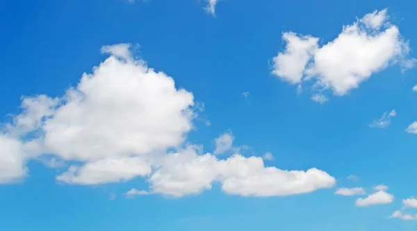 Ciel Bleu Avec Des Nuages Blancs Doux — Photo