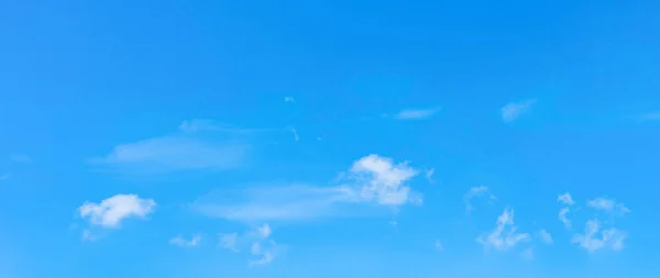 Błękitne Niebo Białymi Miękkimi Chmurami Wiosną — Zdjęcie stockowe