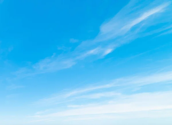 春に小さな雲と青空 サルデーニャ イタリア — ストック写真