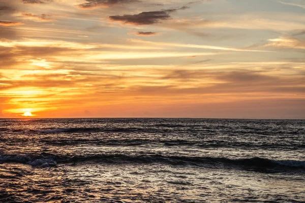 日落时分 多云的天空笼罩着费罗港湾 意大利 撒丁岛 — 图库照片