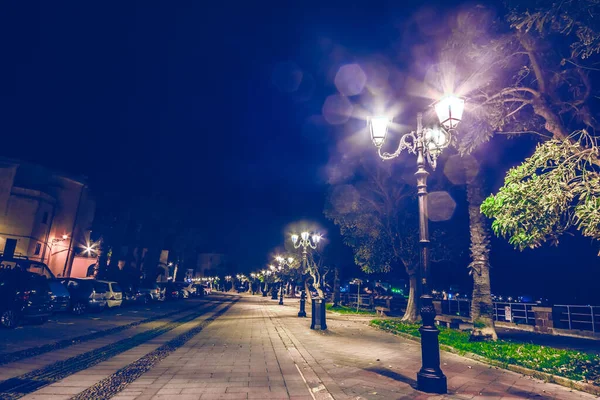 晚上在Alghero老城的灯柱 意大利 撒丁岛 — 图库照片