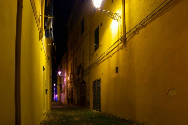 Callejón Estrecho Casco Antiguo Alghero Por Noche Cerdeña Italia — Foto de Stock