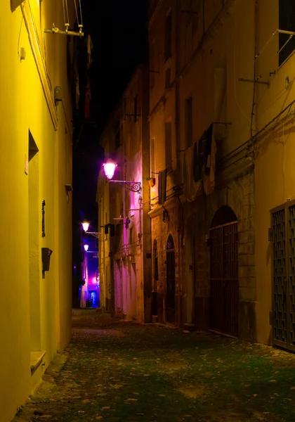 Enge Straße Der Altstadt Von Alghero Bei Nacht Sardinien Italien — Stockfoto