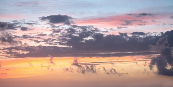 Разноцветное Небо Темными Облаками Закате — стоковое фото