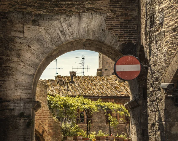 Antico Sottopassaggio Nella Famosa San Gimignano Toscana Italia — Foto Stock