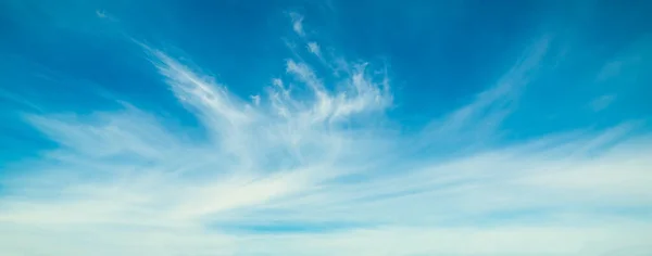 Blauwe Lucht Met Witte Zachte Wolken — Stockfoto