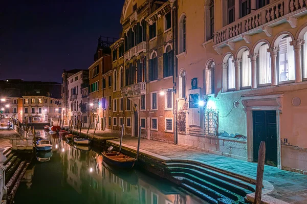 Canal Estrecho Edificios Históricos Venecia Por Noche Italia —  Fotos de Stock