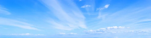 Ciel Bleu Avec Des Nuages Blancs Doux — Photo