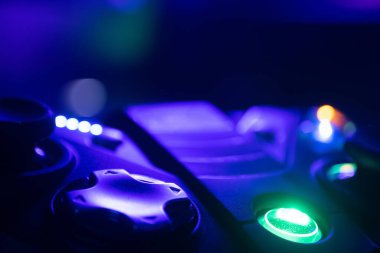 rgb ışıklandırmalı bir oyun denetleyici yön pedi aşırı yakın çekim