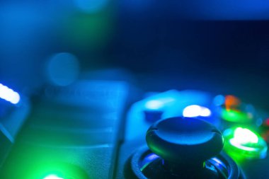 Bir oyun denetleyicisinin aşırı yakın çekim sağ çubuğu rgb ışıklandırma ile