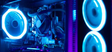 rgb ışıklandırmalı bir cam bilgisayar dosyasının iç görünümü