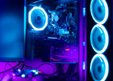 rgb ışıklandırmalı cam pc çanta ve ön planda oyun yastığı olan bir masa