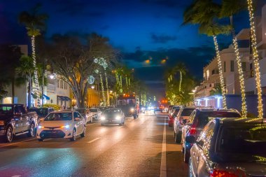 Gece 5 ft. Bulvar 'da trafik vardı. Napoli, Florida