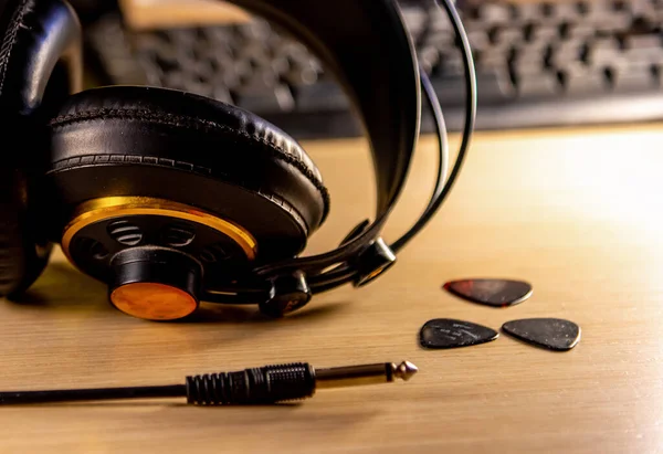 Headphones Picaretas Guitarra Com Teclado Computador Fundo Uma Mesa Madeira — Fotografia de Stock