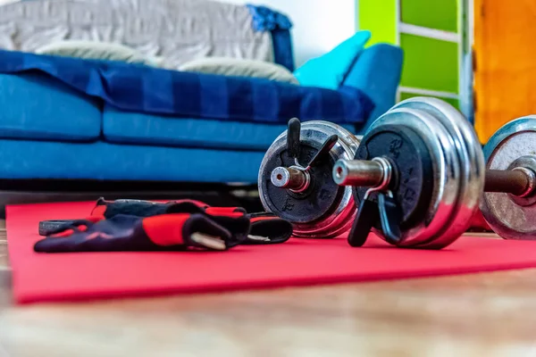 公寓地板上瑜伽垫上的铃铛 家庭锻炼 — 图库照片