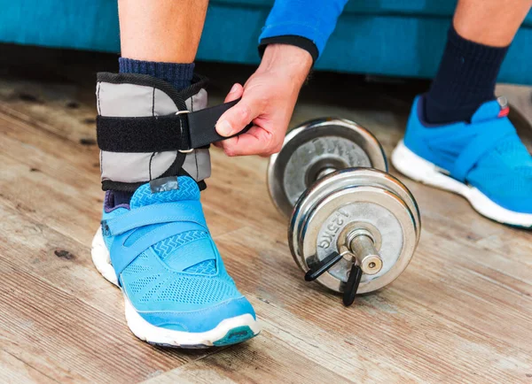 Primer Plano Hombre Con Peso Del Tobillo Durante Entrenamiento Casa —  Fotos de Stock