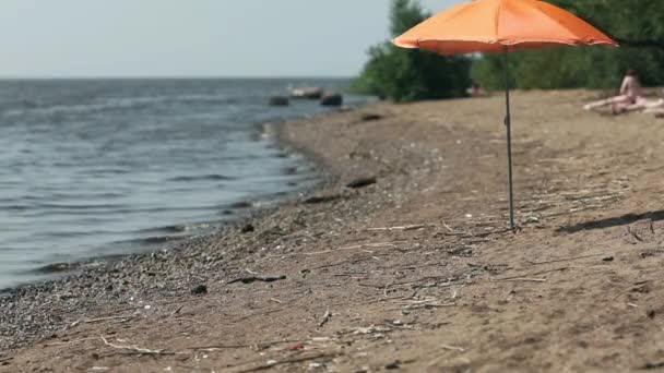 Turuncu plaj şemsiye — Stok video