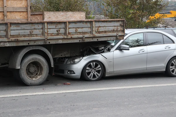 Crash Mercedes auto en vrachtwagen — Stockfoto