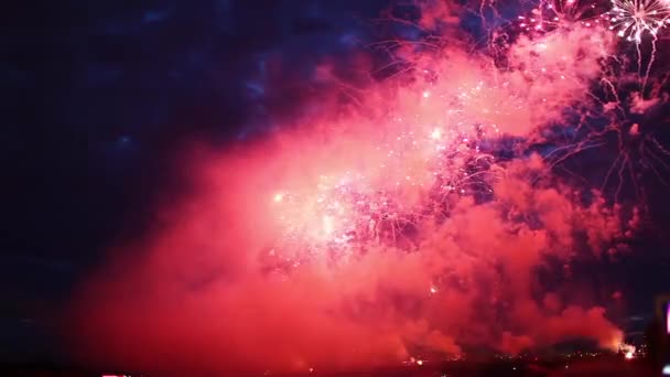 Os fogos de artifício coloridos — Vídeo de Stock