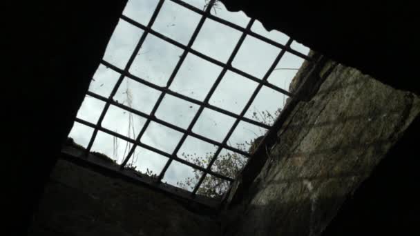 Fängelset himlen bakom galler — Stockvideo
