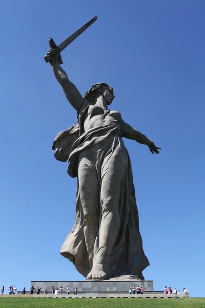 Escultura gigante de mujer con espada — Foto de Stock