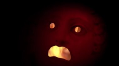 Kırmızı insan maske