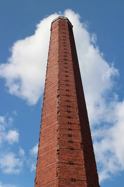 Antigua chimenea de fábrica en ladrillo rojo — Foto de Stock