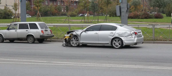 Autounfall beim Überholen — Stockfoto