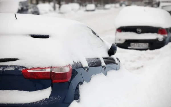 Auto bedekt met sneeuw — Stockfoto