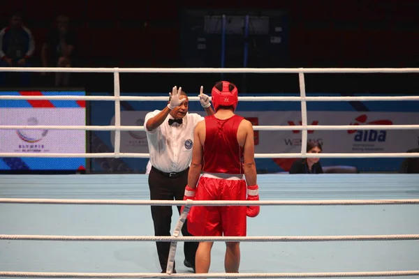 Boxning domaren anser knockdown — Stockfoto