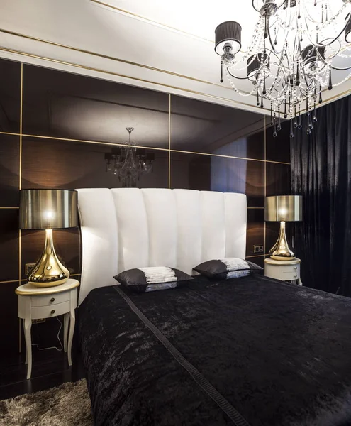  Altın ışık ile lüks yatak odası iç