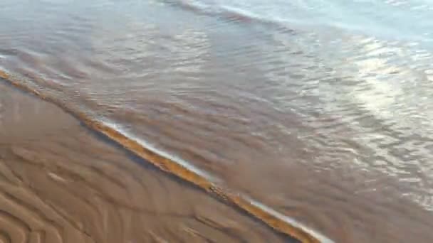 Olas en una playa a rayas — Vídeos de Stock