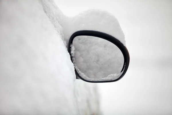 白雪覆盖的后视镜 — 图库照片