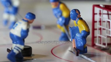 bir gol buz hokeyi oyuncusu