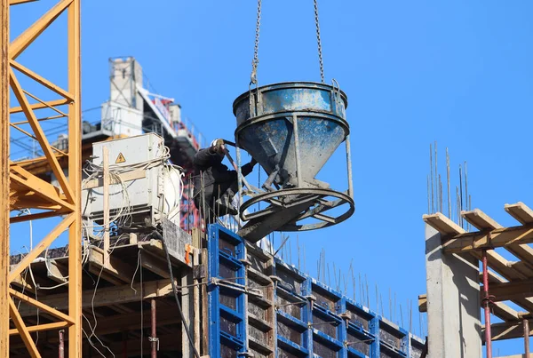 Verter hormigón sobre la construcción — Foto de Stock