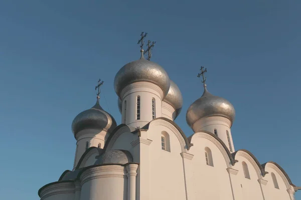 Igreja branca com cúpulas de prata — Fotografia de Stock