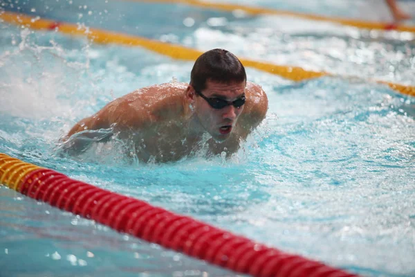 Nadador en movimiento en un aerosol de agua — Foto de Stock