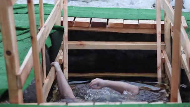 Богоявленское купание в яме — стоковое видео