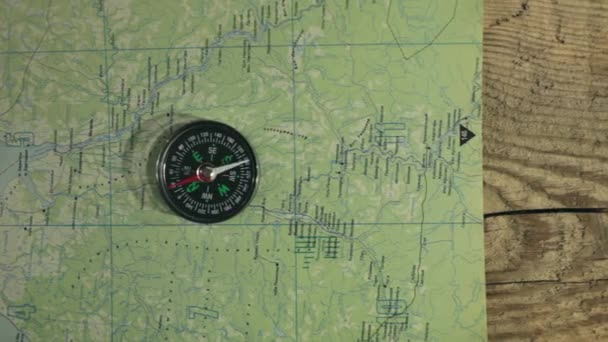 Kompass kartor och bärbara — Stockvideo