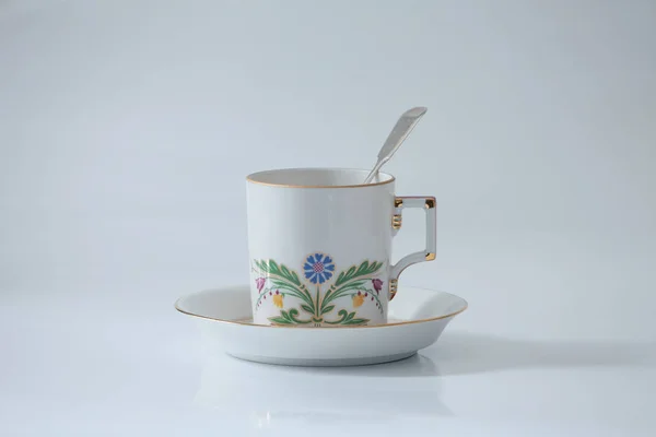 Linda xícara de chá com uma flor azul — Fotografia de Stock