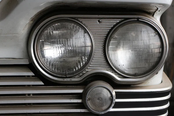Luzes gêmeas vintage carro americano — Fotografia de Stock