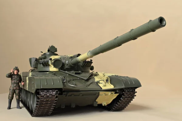 Sovjetiska stridsvagnen t-72 framifrån — Stockfoto