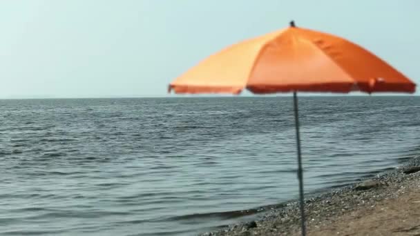 Zeegezicht parasol op lege strand — Stockvideo