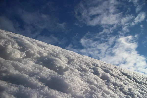 雪覆盖的斜坡安装 — 图库照片