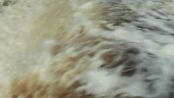 Enorme stroom van water drukdoende waterval — Stockvideo