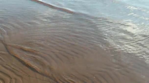Морські хвилі повільно приходять на пляж — стокове відео