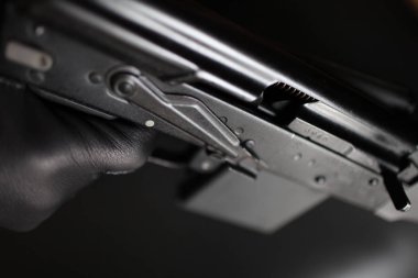  Tetikleyici makineli tüfek parmağında