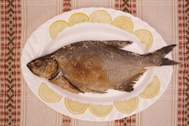  Fırında pişmiş balık çipura