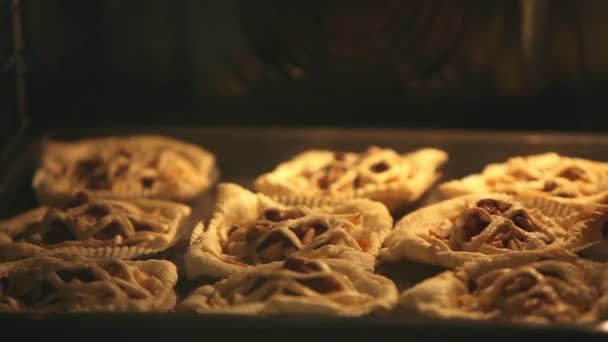 Пироги из слоеного теста в поднос для выпечки — стоковое видео