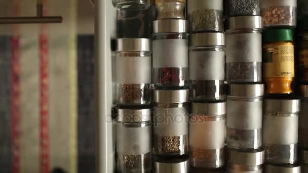 Specerijen in glazen potten — Stockvideo
